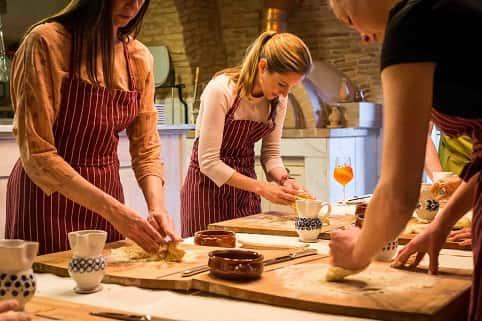Préparation d'un plat pendant un cours de cuisine veggie et sans gluten.