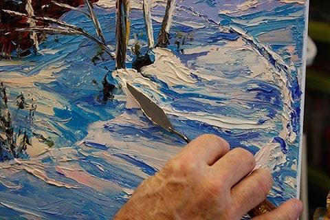 Paysage sculpté au couteau sur une toile avec un professeur de peinture.