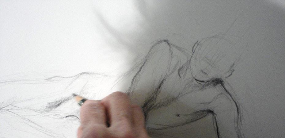 Esquisse d'un corps humain au crayon en cours d'arts plastiques privé.