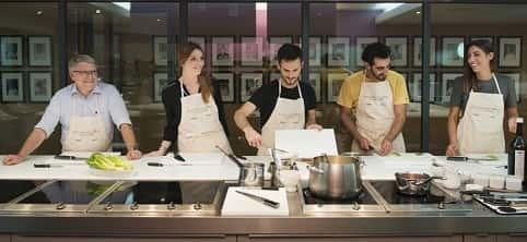 Des amateurs de cuisine suivent un cours de cuisine dans l'une des écoles de cuisine les plus prestigieuses, l'institut culinaire Alain Ducasse à Paris.