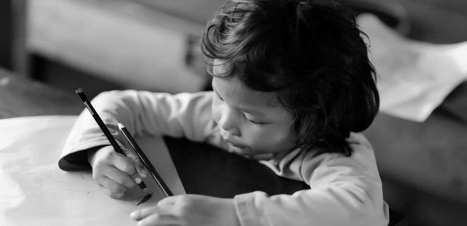 Du papier, des crayons ou un style, un bureau : un rien de matériel suffit pour étudier.