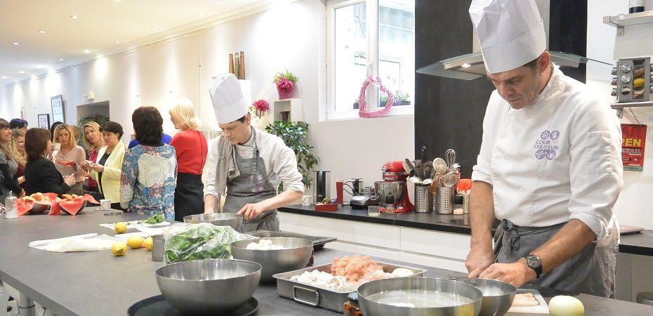 Un chef prépare un cours de cuisine.