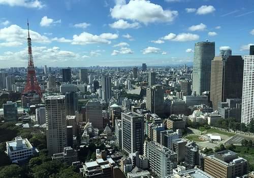 S'installer à Tokyo nécessite d'étudier d'abord le japonais, puis trouver un emploi.