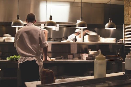 Un chef cuisinier n'hésite pas à mettre la main à la pâte ! 