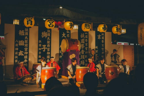Trouver les bonnes adresses pour faire la fête au Japon. 'Archipel japonaise.