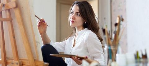 Peinture au chevalet pendant un stage de peinture personnalisé.