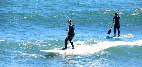 Comment êtes vous devenu amoureux de l'océan grâce aux cours d'un beau surfeur ?