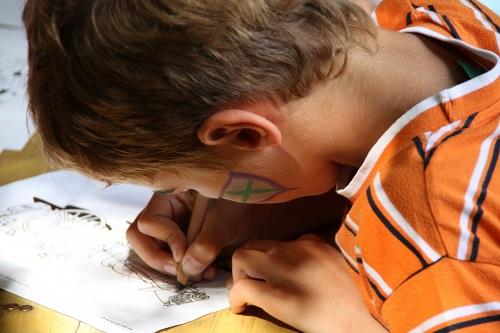 Le dessin stimule l'attention.