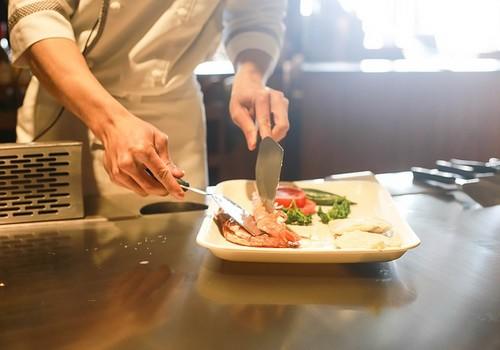 Pour faire plaisir à son hôte, il convient souvent d'être créatif dans l'assiette, mais tout en restant simple.