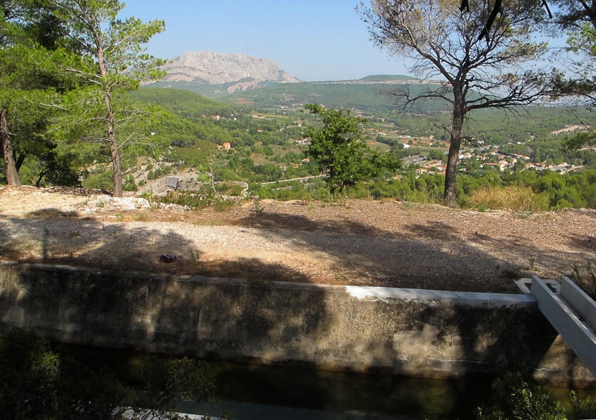 Où apprendre l'art de la table dans la campagne provençale ?