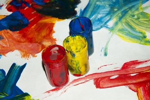 Le dessin, une activité pour éveiller bébé.