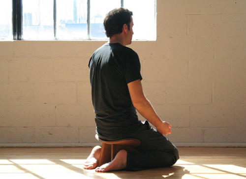 Pourquoi ne pas essayer le banc de méditation pour tenir plus confortablement cette position ?