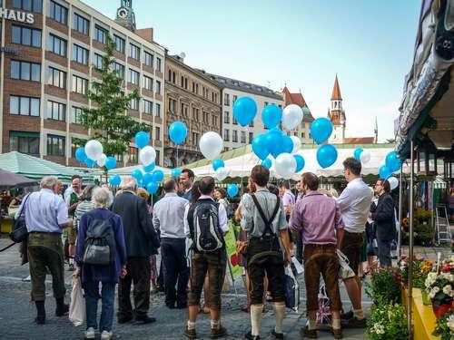 Si les étrangers étudient une seule et unique langue allemande, il ne faut pas oublier que les dialectes locaux sont nombreux, notamment en Allemagne méridionale et en Autriche.