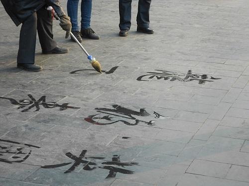 Enseigner les caractères chinois fait aussi partie du rôle du professeur de mandarin.