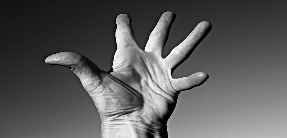 Dur de déplier vos doigts ? Les maladies des articulations sont très invalidantes.