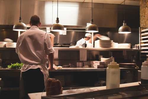 Un cuisinier de génie sait allier les saveurs entre elles et maîtrise parfaitement la cuisson des légumes, de la viande et du poisson.