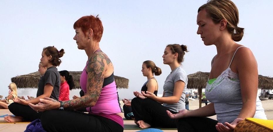 Comment se décompose un cours de yoga ? Nous vous disons tout.