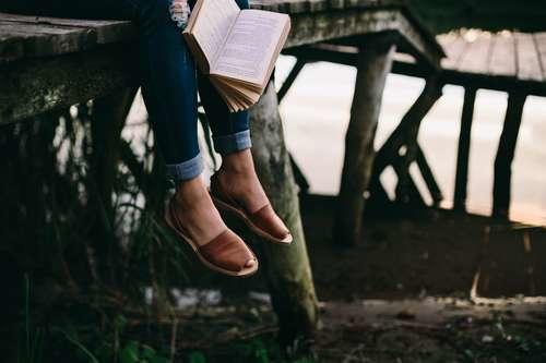 Il est impossible de maîtriser un lexique riche et varié, ainsi que de faire des progrès en grammaire, si l'on ne lit pas des œuvres en langue originale, en version originale.
