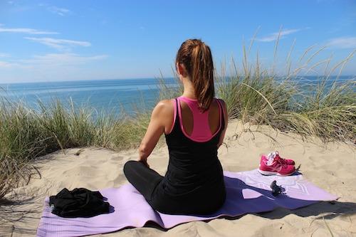 Pourquoi ne pas réaliser votre séance de yoga face à la mer pour être bercé par le bruit des vagues ?