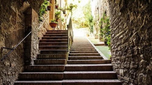 Pour se débrouiller dans une langue étrangère, il est nécessaire d'approfondir les bases.