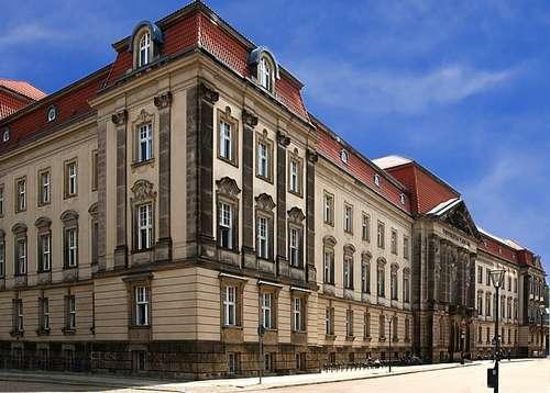 Non loin du Bade-Wurtemberg, de la Rhénanie, du Palatinat, de la Thuringe, de la Westphalie et de la Saxe, Francfort est une ville au rayonnement international.