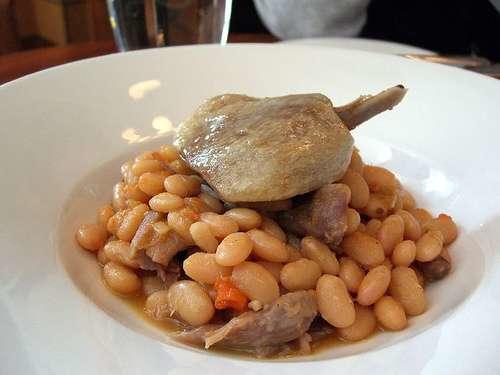Haricots ou mogettes, confit de canard, graisse d'oie, carottes et couenne : voilà tout le secret de grand-mère !