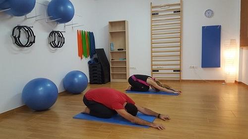 Il est important de pratiquer le yoga en douceur pour éviter les blessures.
