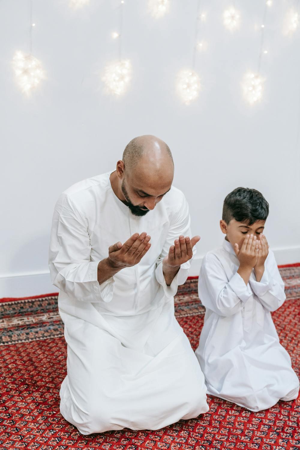Un père et son fils prient à la mosquée