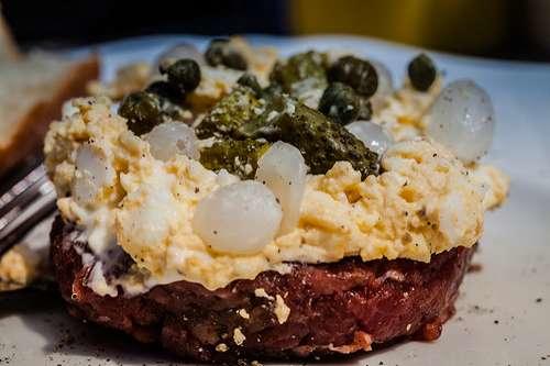 La viande, surtout lorsqu'il n'y a aucune cuisson, n'admet pas la médiocrité ou la mauvaise qualité.