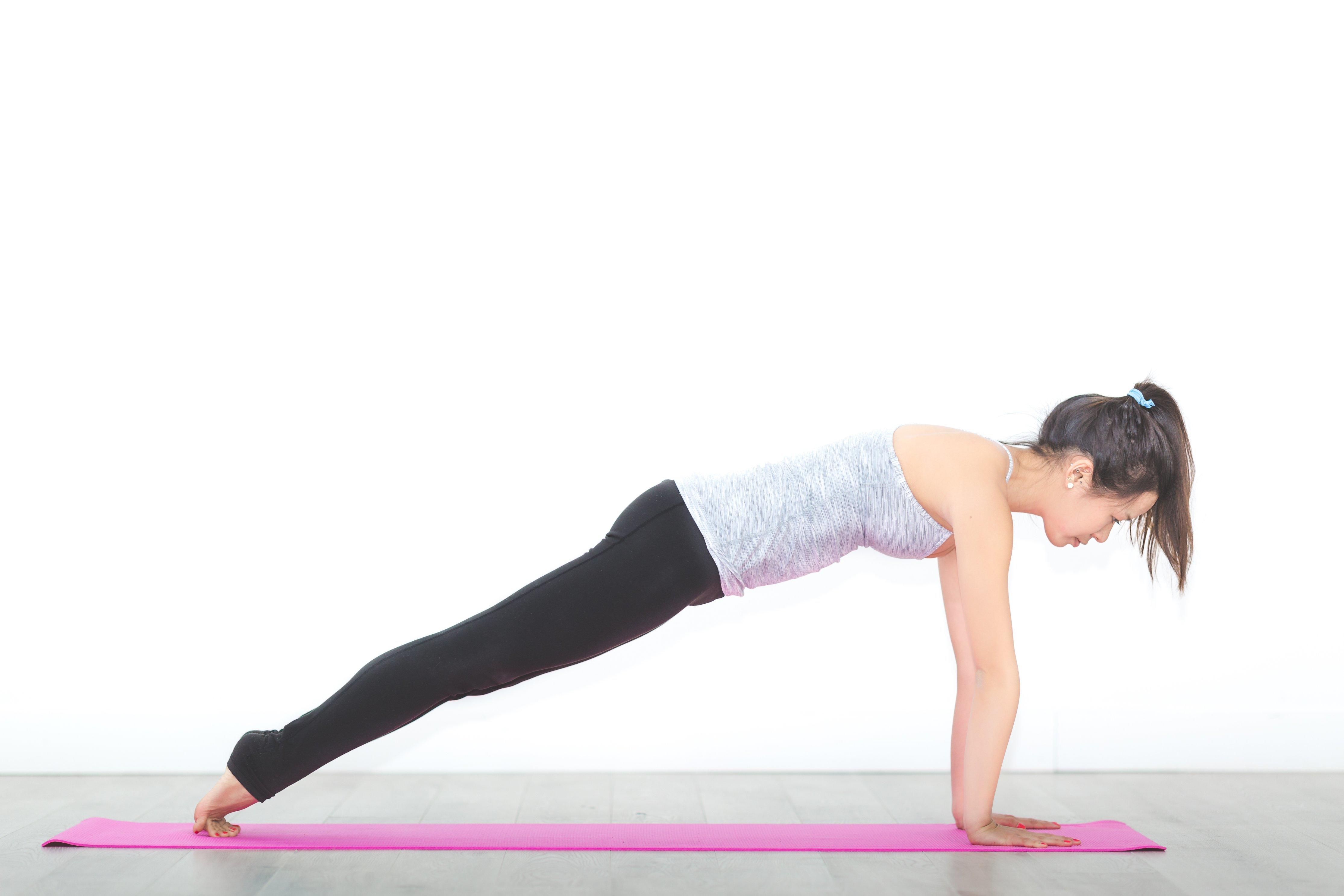 Connaître des techniques de relaxation est indispensable pour devenir professeur de yoga sur les grands boulevards de Lyon, en associant chaque mouvement à de la cuisine végétarienne.