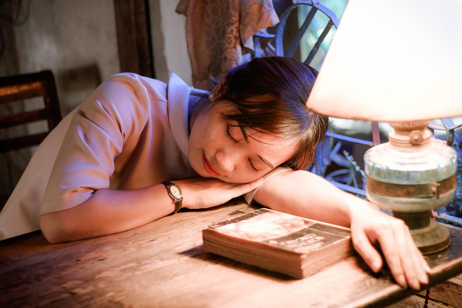 Une personne dort sur ses cours d'anglais.