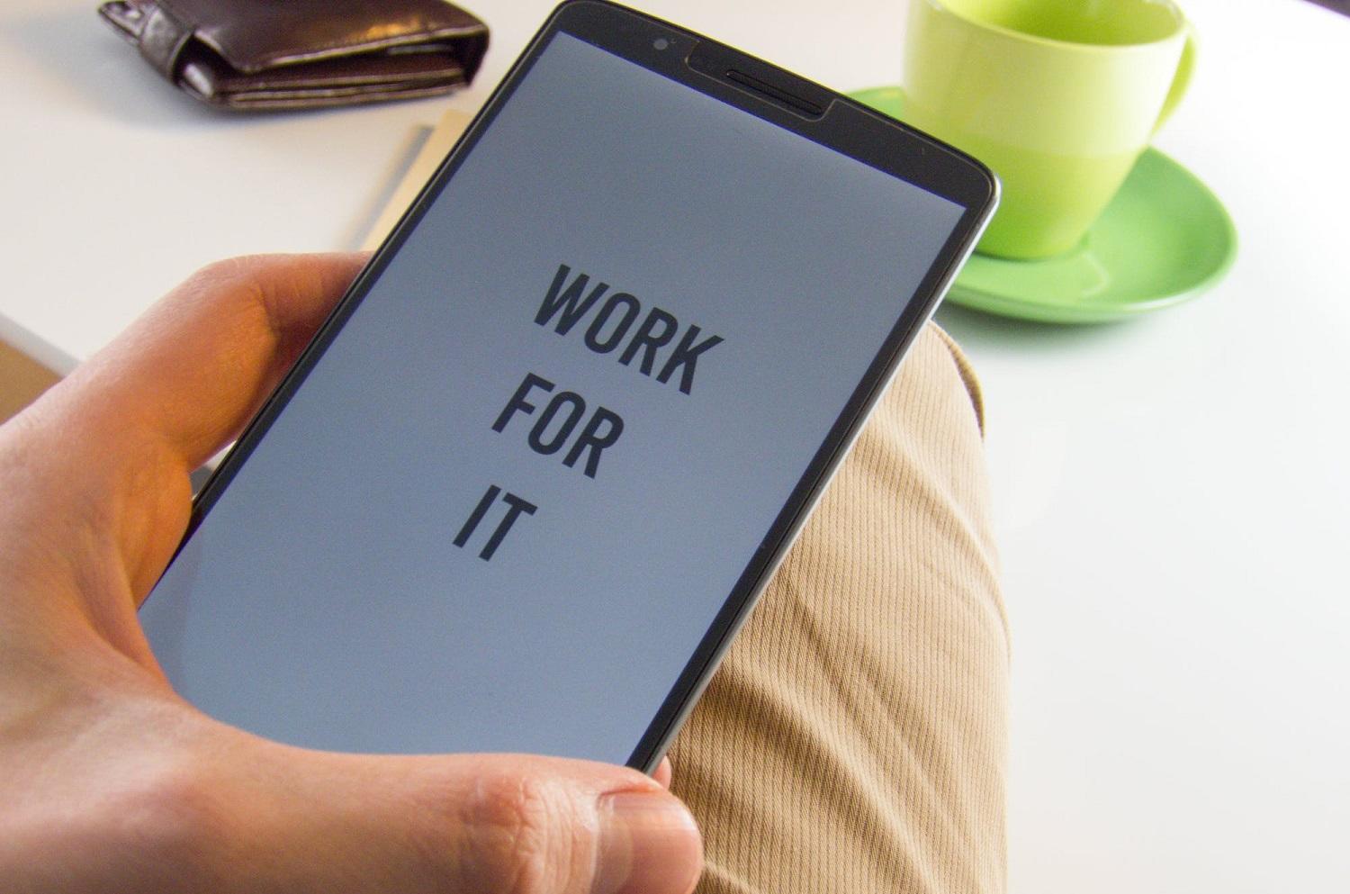 Une tablette affiche "work for it".