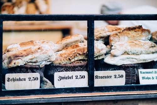 Eisbein, Maultaschen, Wurst, Sauerkraut, Knödel, Nudeln, Käsekuchen, Strudel, Schnaps : autant de spécialités allemandes que l'on ne trouvera qu'en Brandebourg, Hesse, Franconie ou autre !