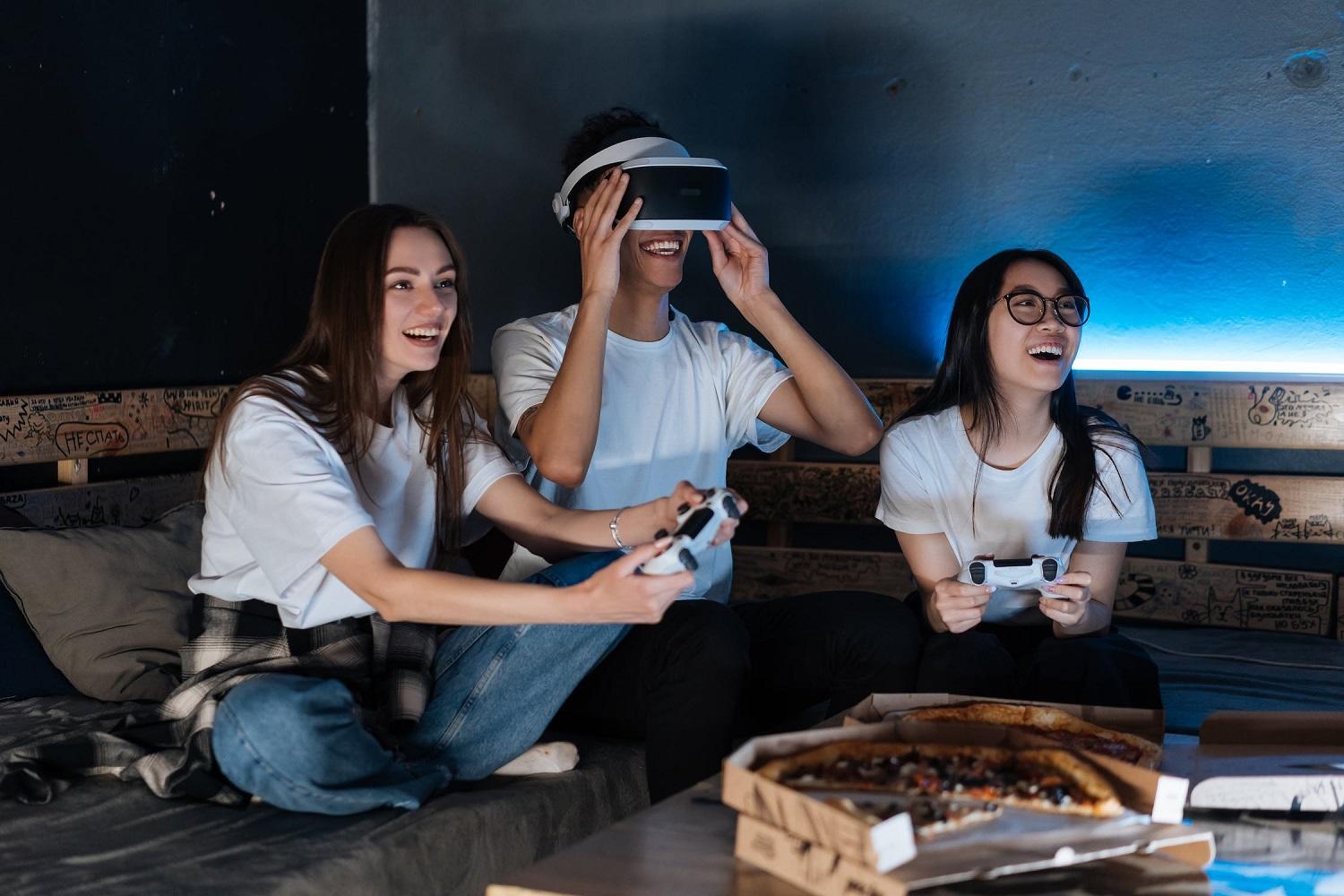 Des personnes jouent aux jeux vidéos en anglais.