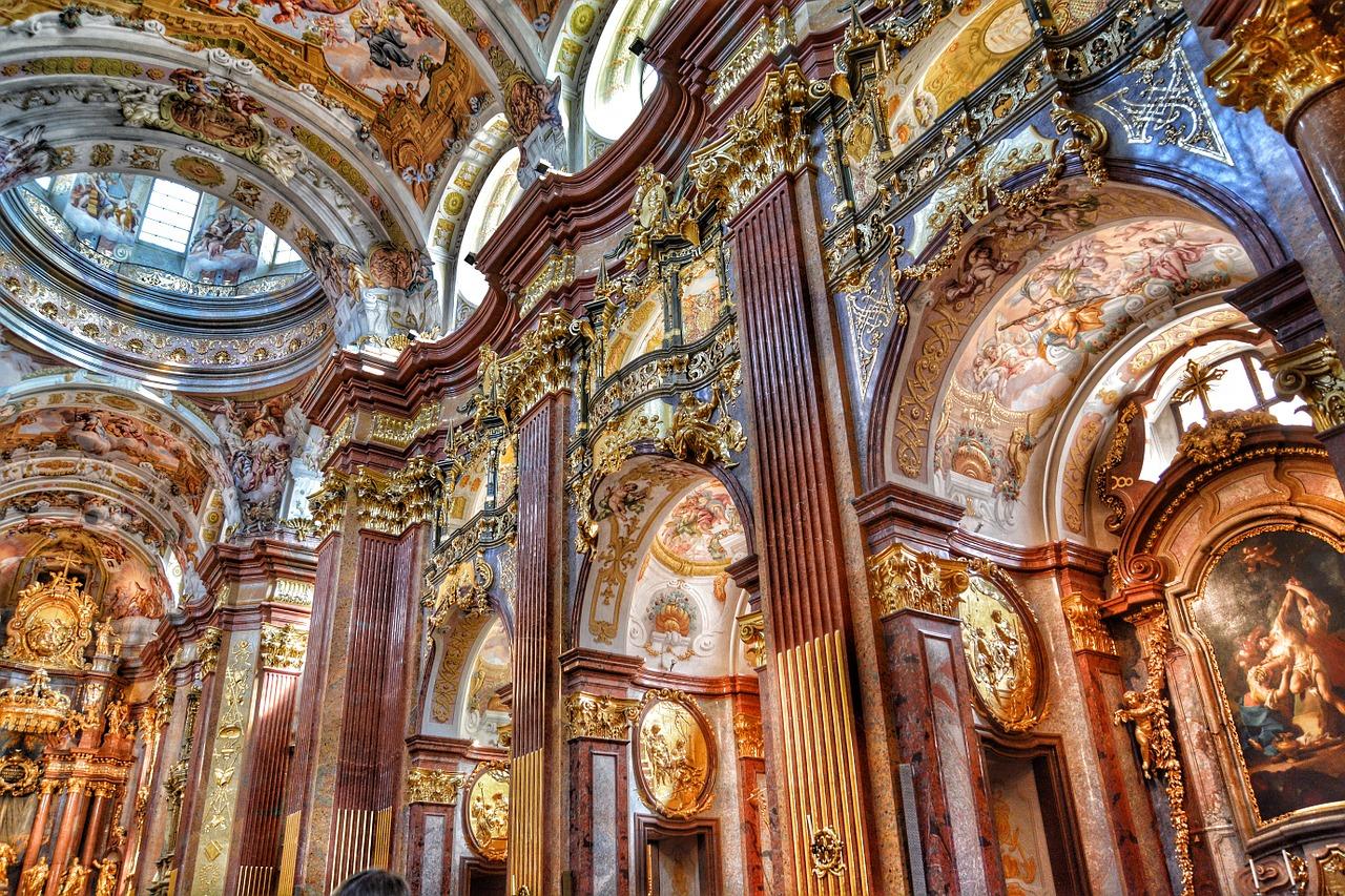 La littérature baroque est basée sur l’exubérance et l'exagération.