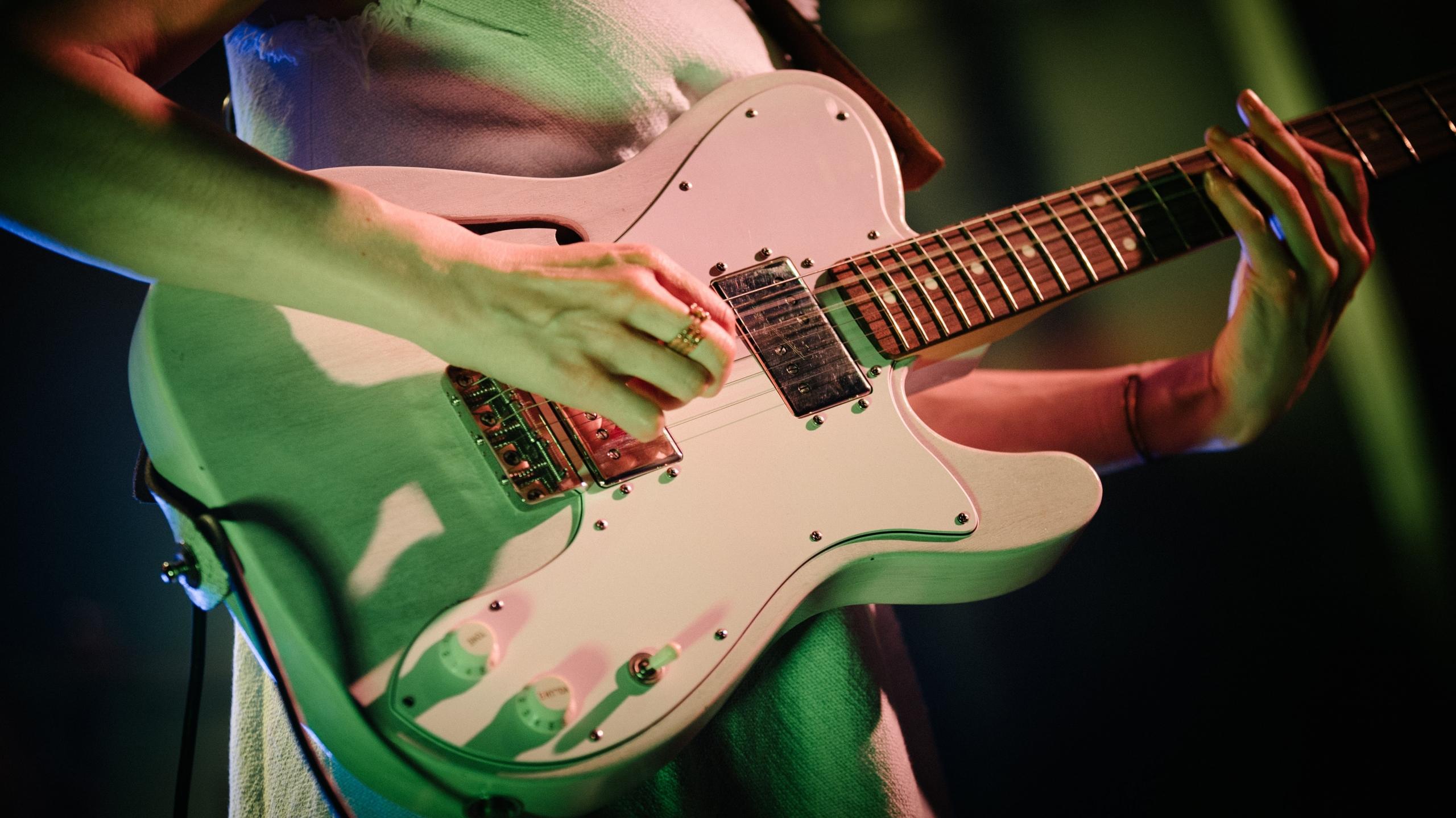 Une guitare électrique en plein concert
