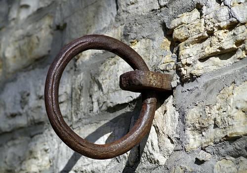Prendre du cuir noir ou du nylon importe moins que la fixation aux embouts de son instrument.