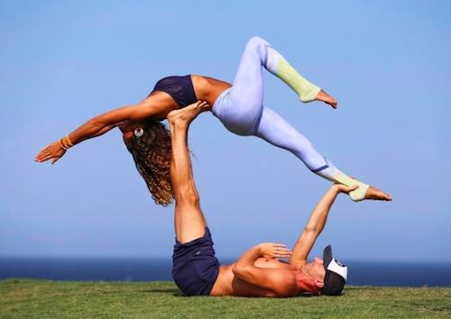 Pourquoi ne pas essayer l'acroviinyasa si vous êtes en couple ?
