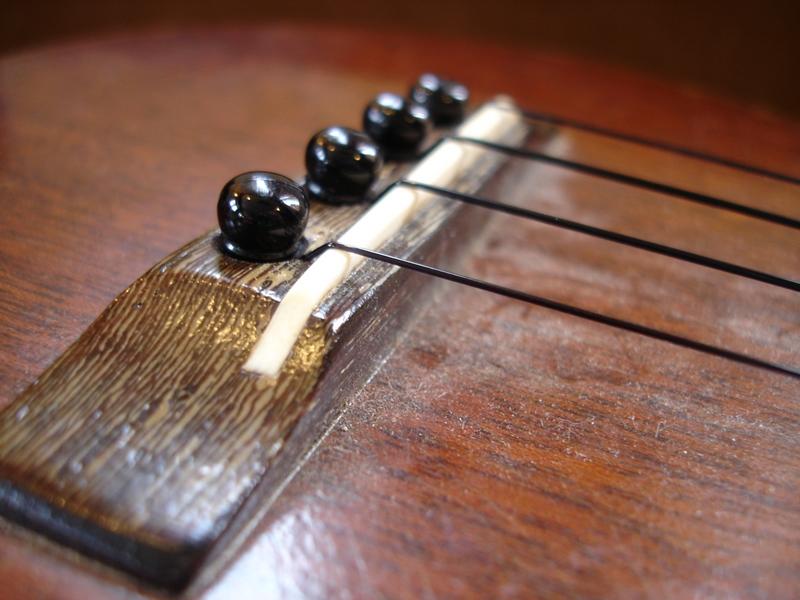 Même s'il n'y a que quatre cordes pour ukulélés, soit beaucoup moins de touches qu'un piano, le manche du kamaka donne des indications pour produire tel ou tel ton ou demi-ton (dièses, bémols…).