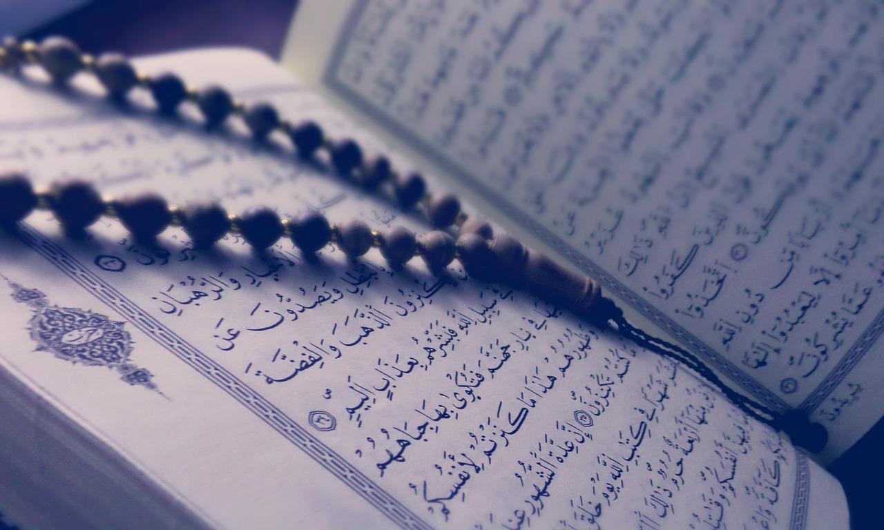 Étudier la langue du Prophète pour lire un hadith du livre sacré.