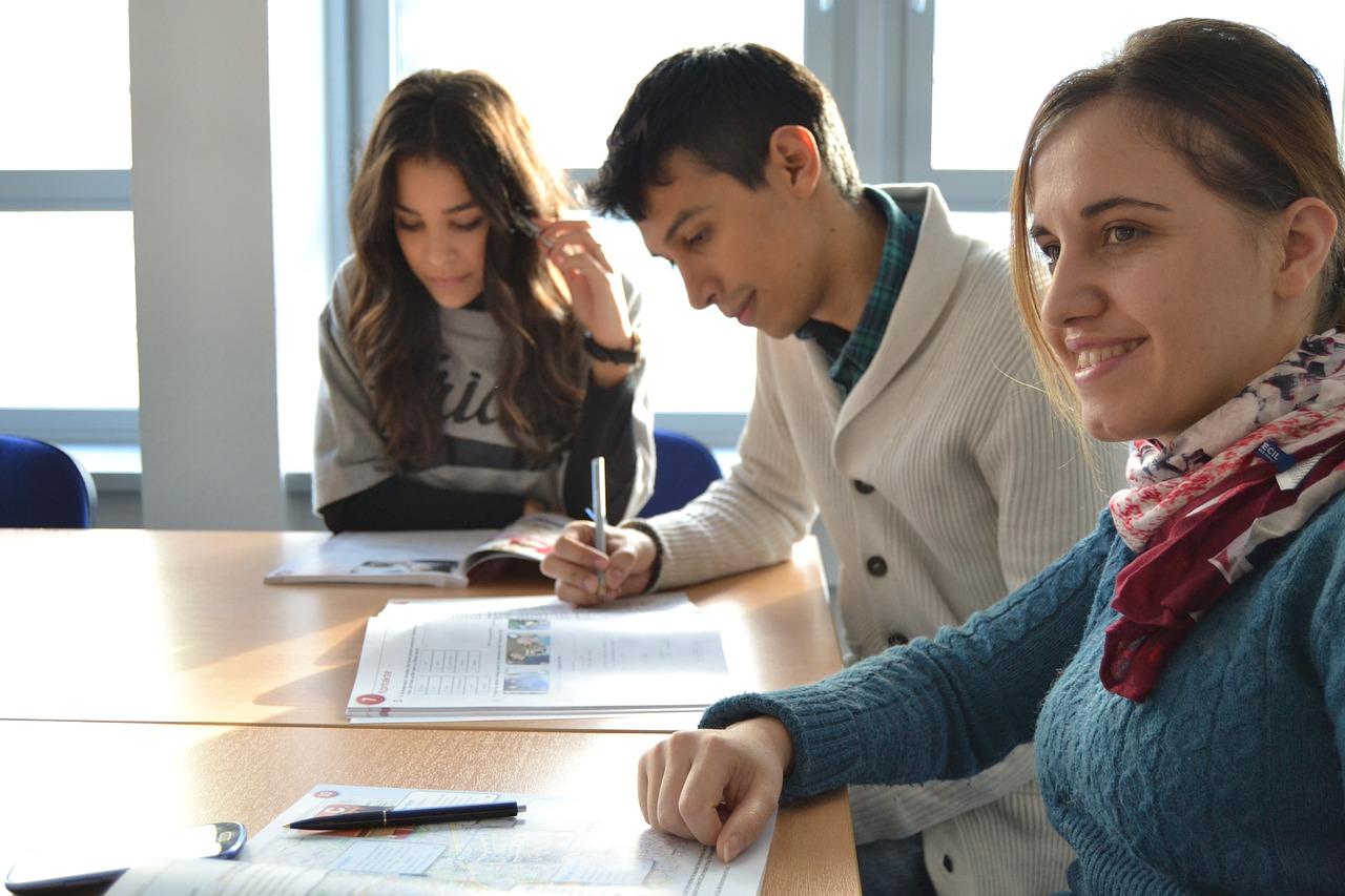 Il est possible de devenir professeur de langues dans différentes structures.