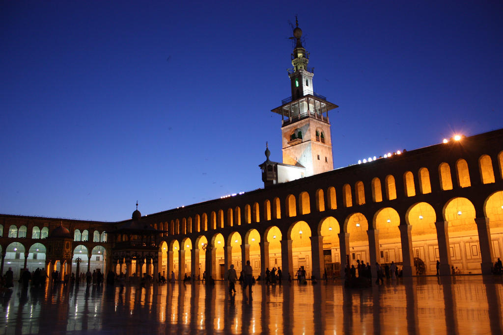 La mezquita de Cordoue a quant à elle été reconvertie en cathédrale, laquelle fait office de puits de lumière au sein d'un édifice sombre, à l'inverse de la basilique Sainte-Sophie, jadis byzantine et aujourd'hui affublée de minarets.