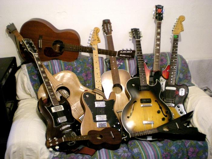 Guitare sommaire, basse guitare, guitare électrique : là aussi, un accordeur est nécessaire, de même que d'autres accessoires musicaux (médiator, ampli…).