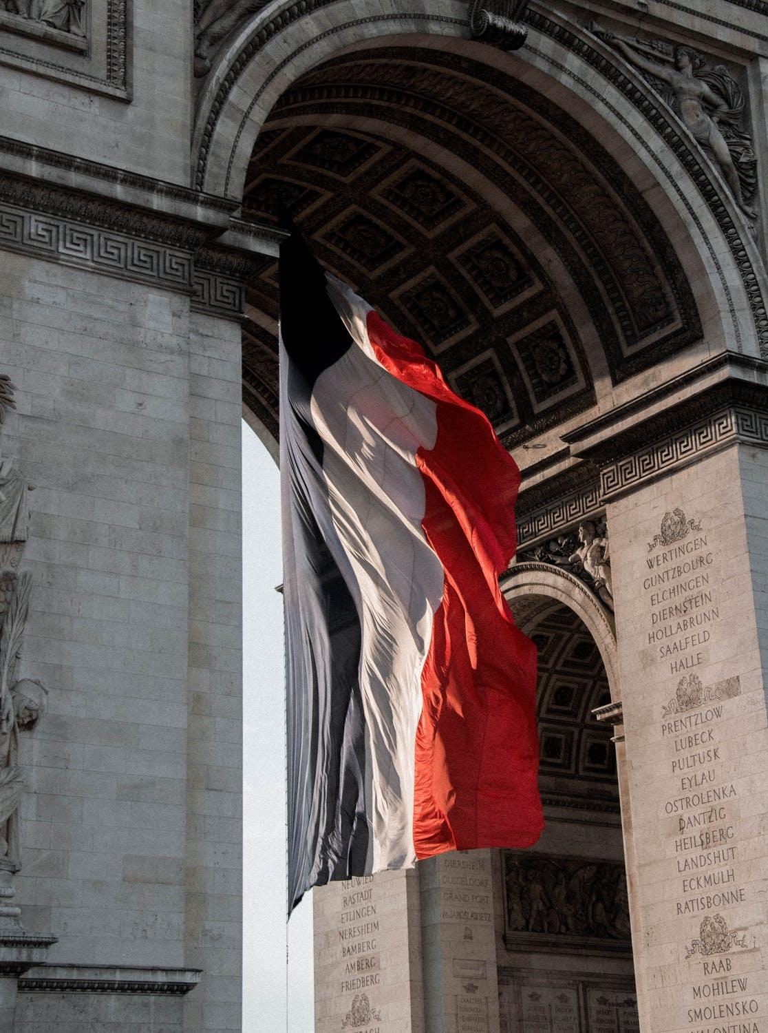 L'art de triomphe avec un drapeau français devant. 