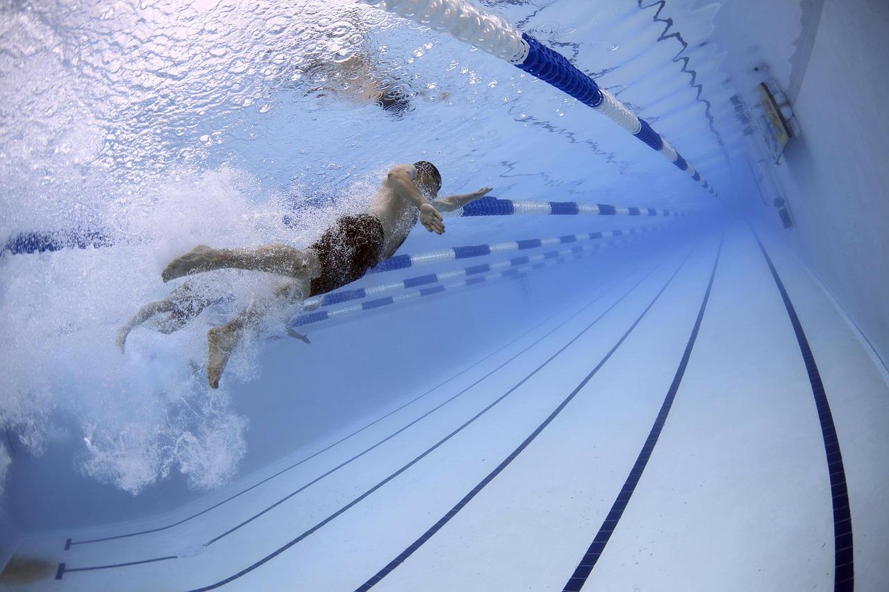 Nager permet entre autres sports, d'éviter d'être en surpoids.