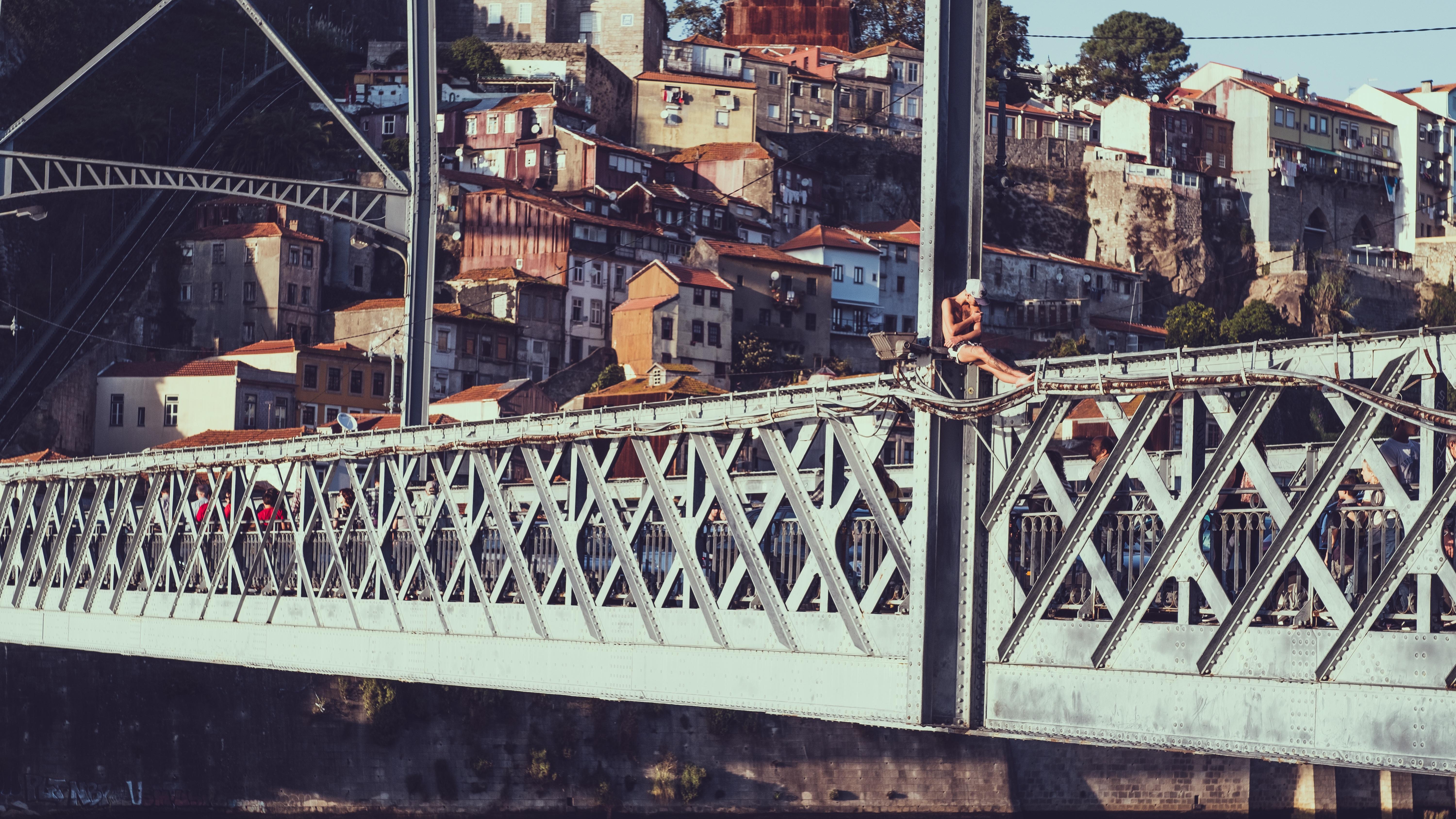 Un dictionnaire portugais est essentiel pour tout traducteur portugais : il peut être en ligne, gratuit.