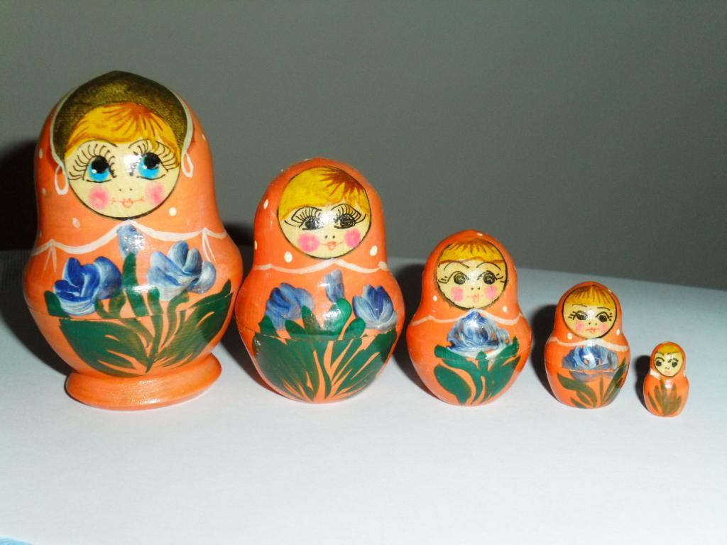 Le polyglotte peut suivre à la fois des cours d'allemand, des cours d'espagnol, des cours en ligne de langue anglaise, des cours de langue d'anglais des affaires, des cours d'arabes, des cours de chinois et des cours d'été d'anglais professionnel.