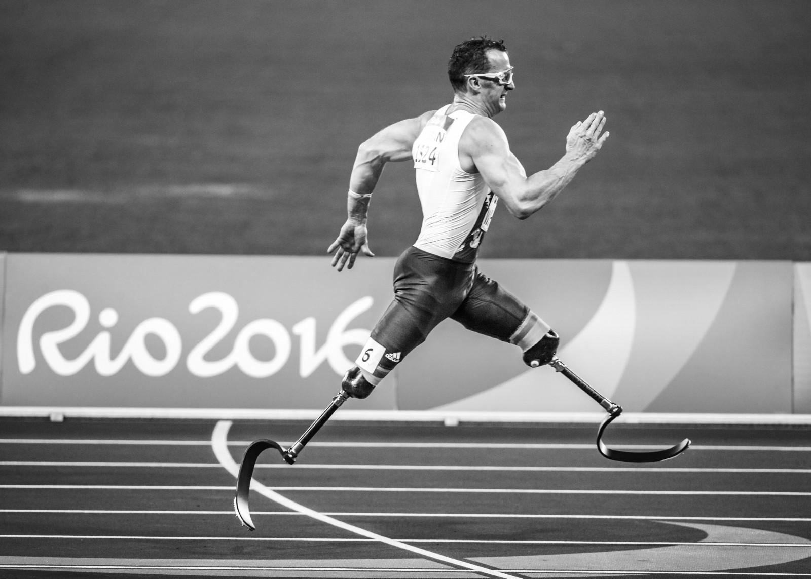 En position debout, les fléchisseurs que sont le genou gauche et la jambe gauche selon un bon kiné permettent de passer en position assise statique grâce à une flexion-extension isométrique directement devant vous.
