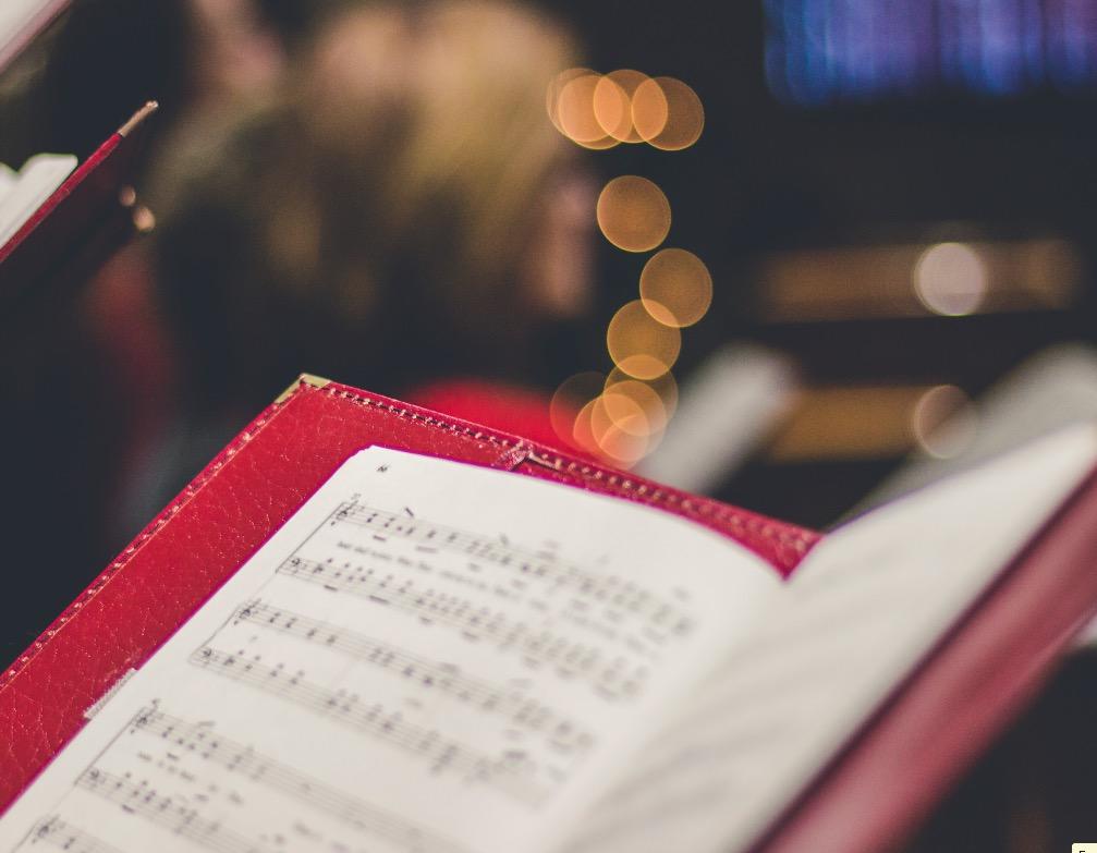 Le développement, la préservation et la transmission de la théorie de la musique dans ce sens se retrouvent dans les traditions musicales orales et écrites, les instruments de musique et d'autres artefacts.
