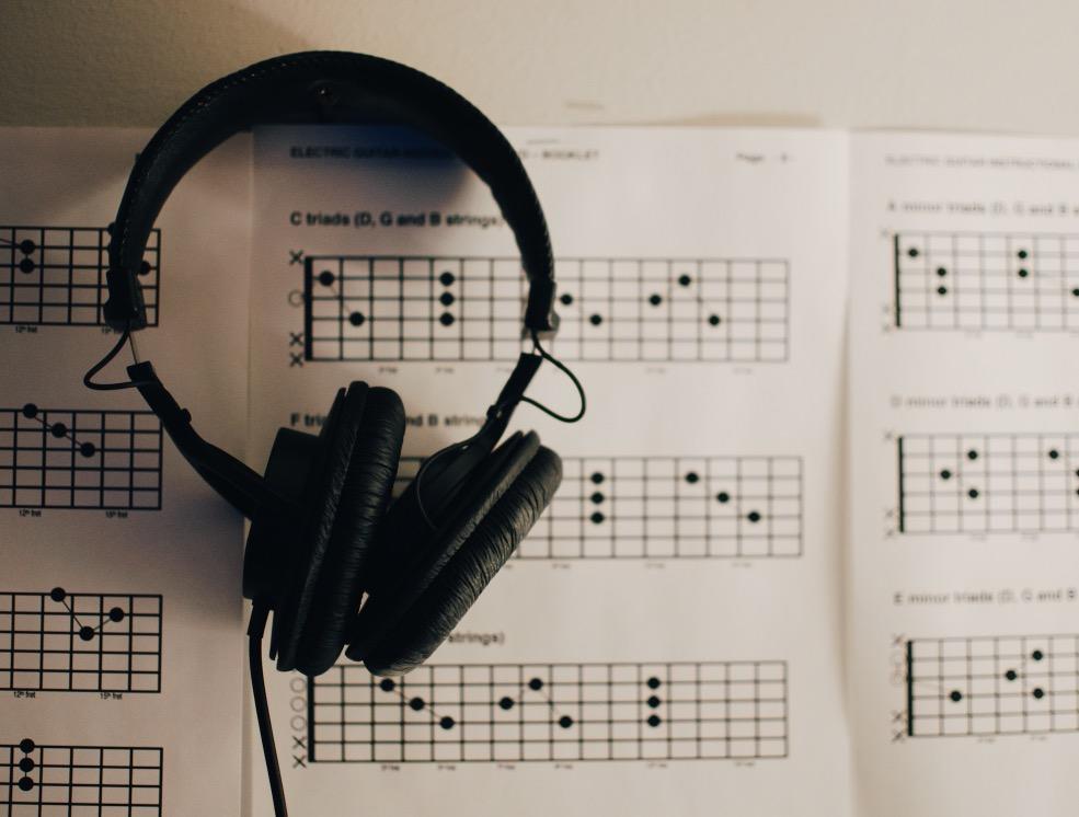 La musique est composée de phénomènes auditifs; La «théorie de la musique» considère comment ces phénomènes s'appliquent à la musique.